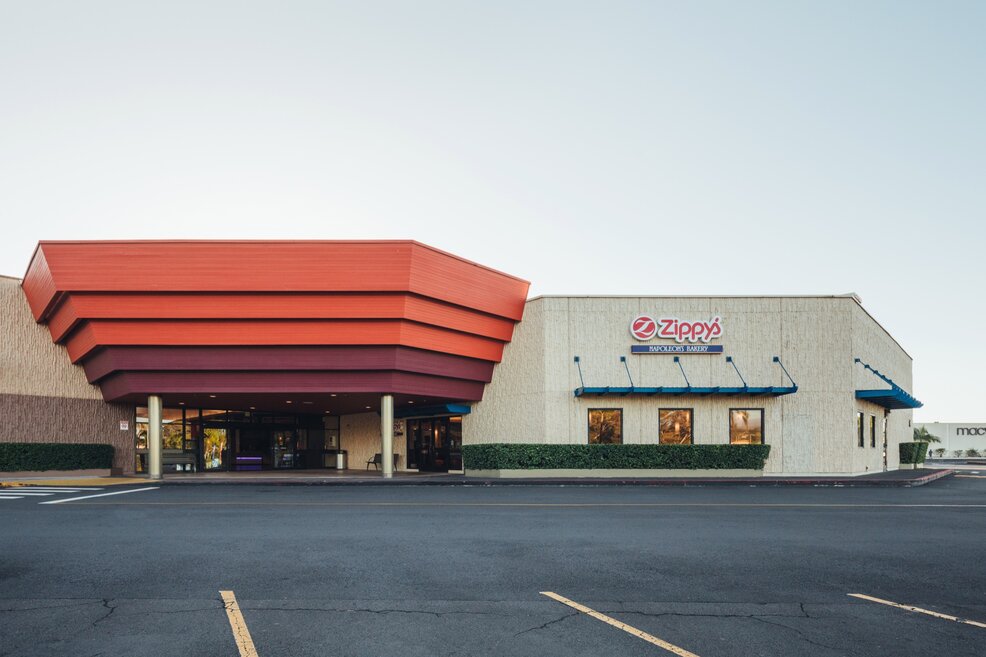 Zippy’s Hilo restaurant exterior