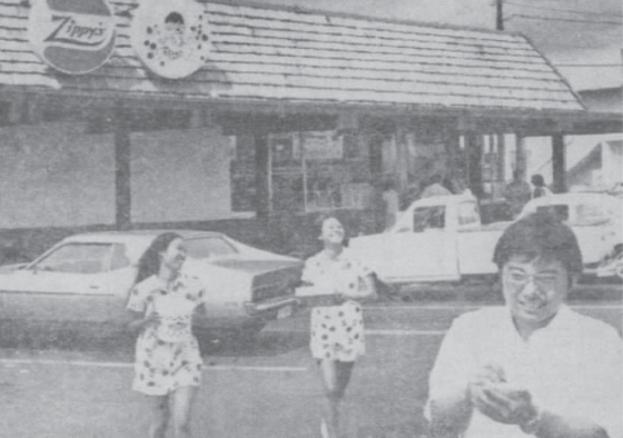 Customers outside Zippy's Waimalu, Honolulu Star-Bulletin, 1971