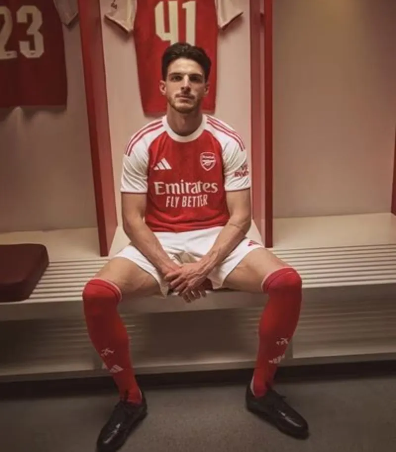 arsenal 2025-26 home kit in red and white