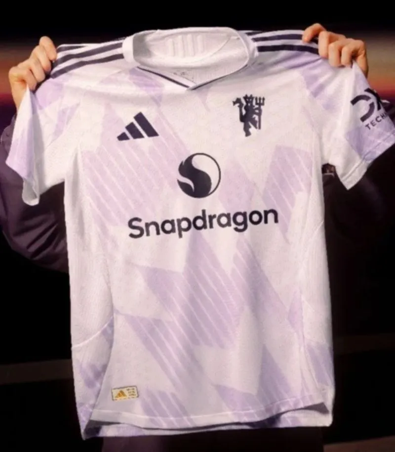 purple man u away kit
