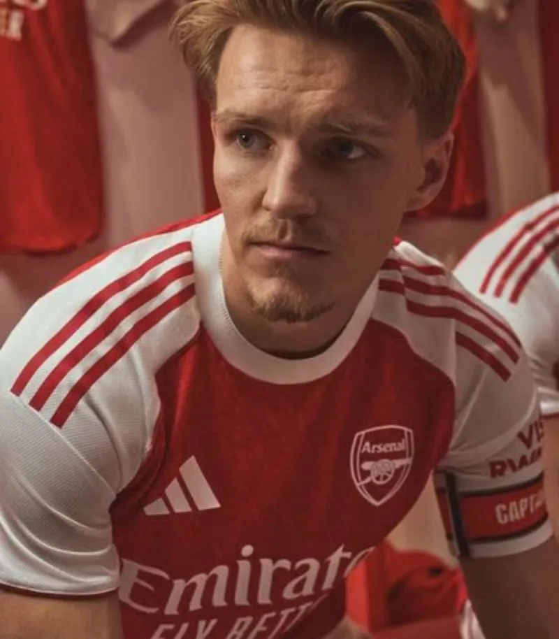 arsenal 2025-26 home kit in red and white