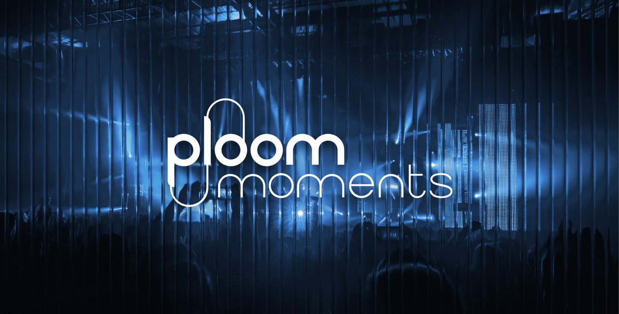 Visual locale serale con effetto glass e logo Ploom Moments