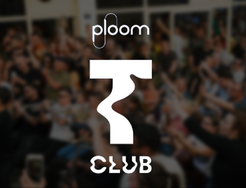 Foto di un party con logo Ploom T-Club
