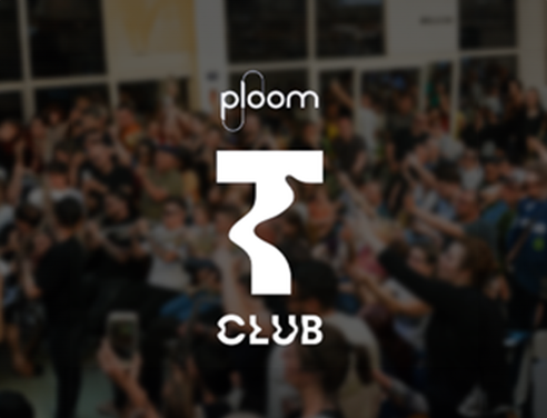 Foto di un party con logo Ploom T-Club