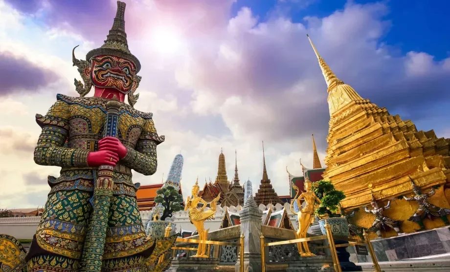 Chùa Vàng Wat Phra Kaew và Cung điện Hoàng gia tráng lệ tại thủ đô Bangkok Thái Lan