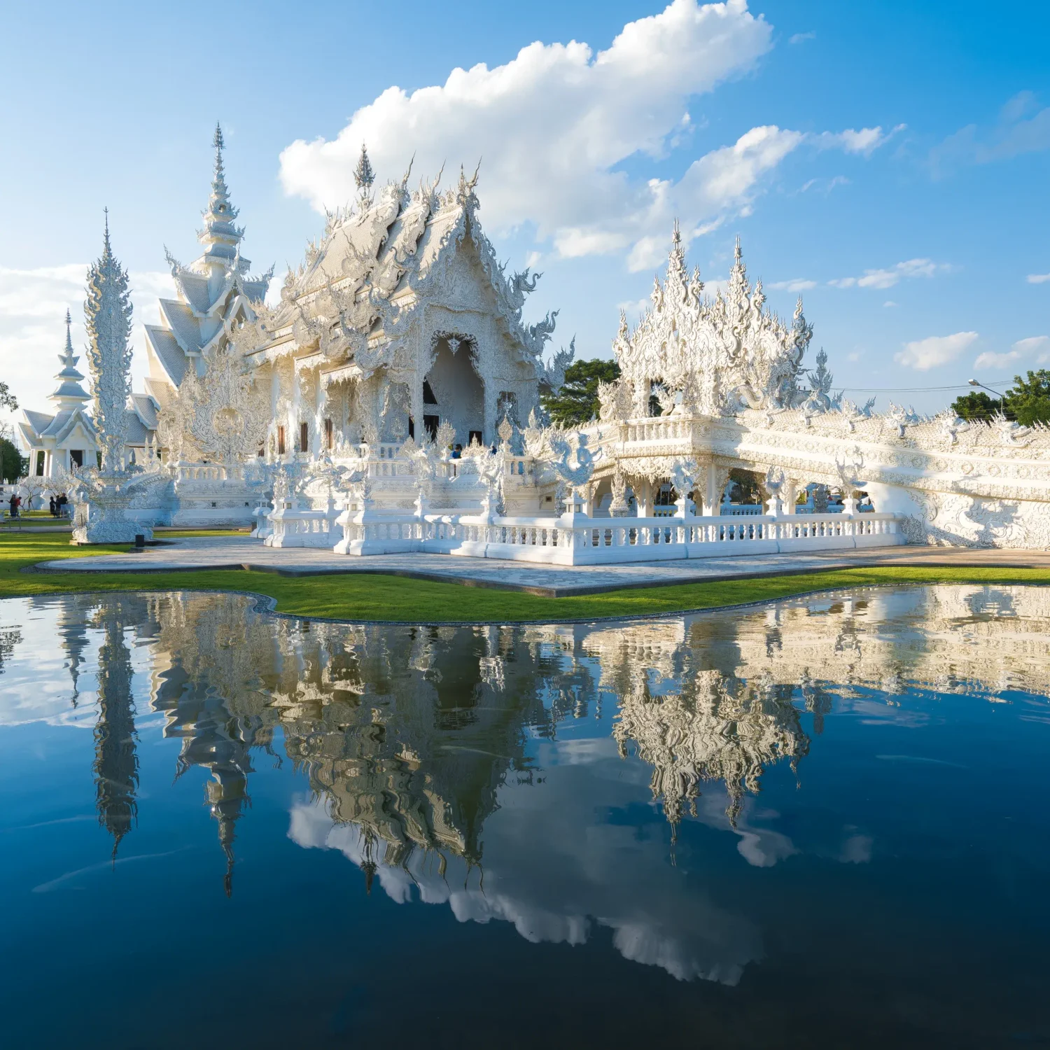 Chùa Trắng Wat Rong Khun tráng lệ với kiến trúc nghệ thuật độc nhất vô nhị tại Chiang Rai