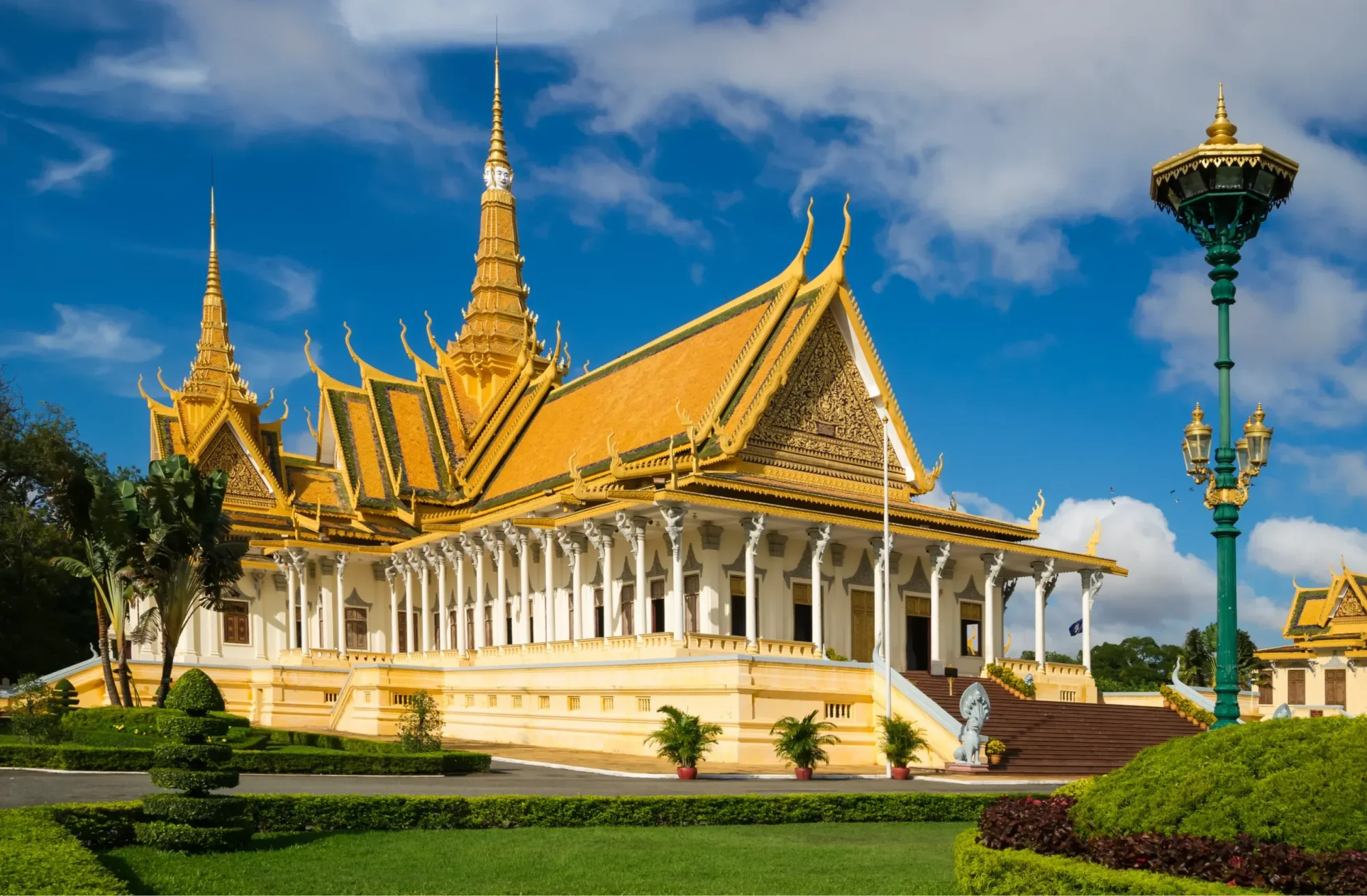Tượng đài Độc Lập sừng sững uy nghiêm tại quảng trường trung tâm Phnom Penh