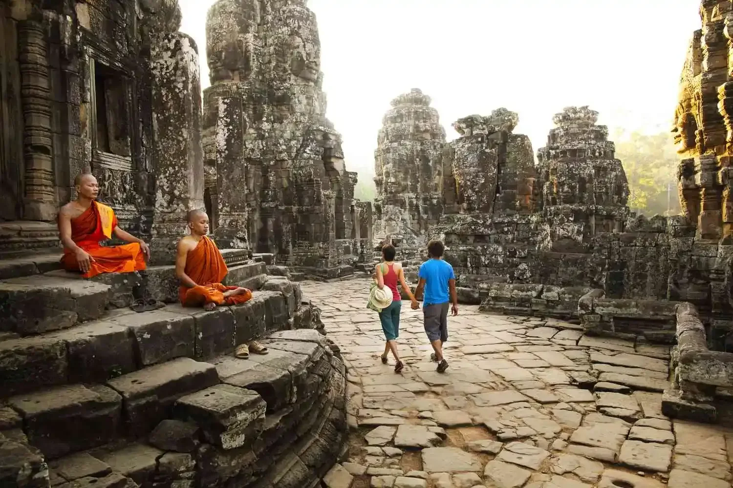 Quần thể đền đài kỳ vĩ Angkor Wat phản chiếu dưới mặt nước hồ sen Siem Reap