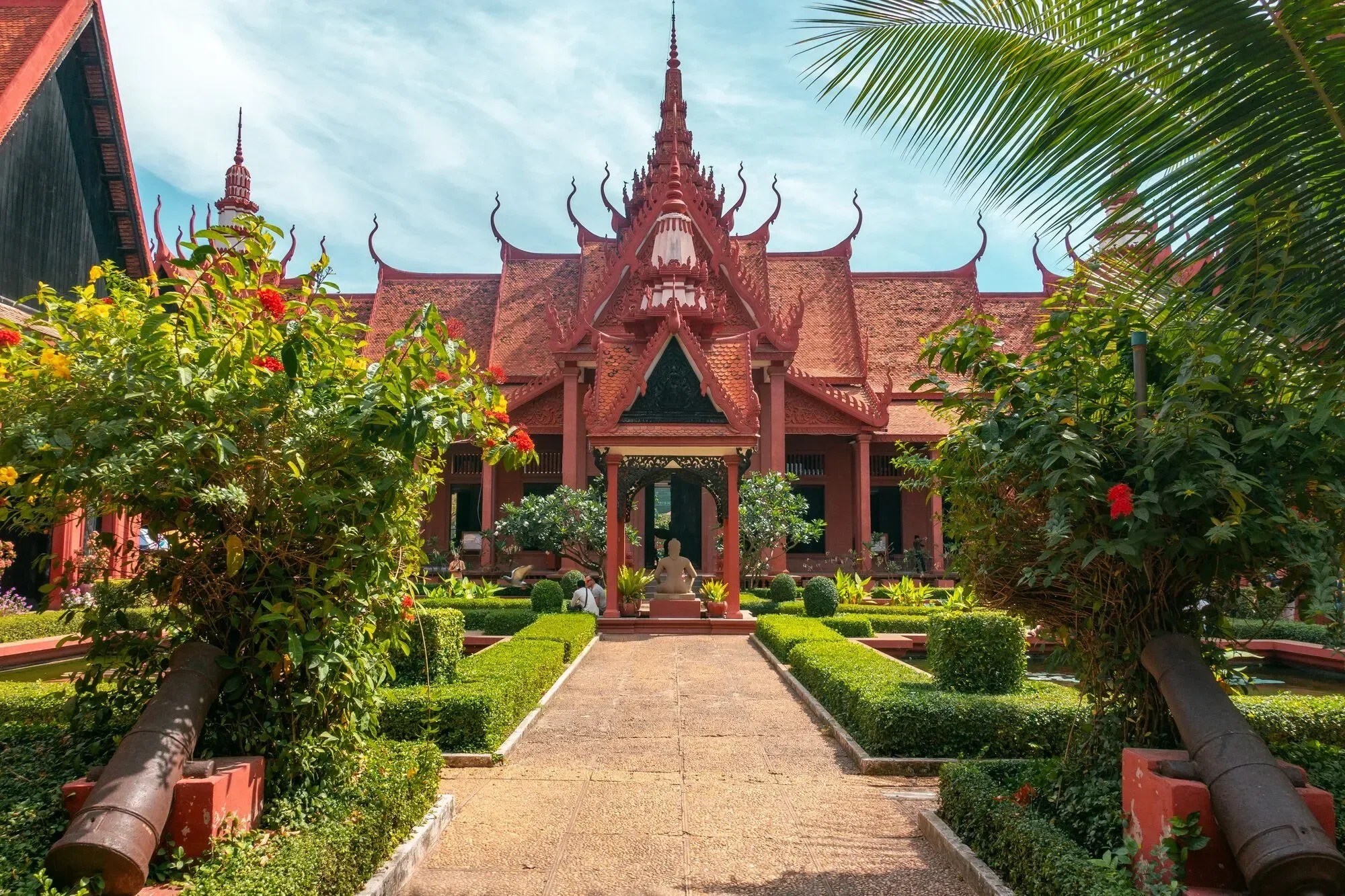 Hoàng cung Campuchia lộng lẫy với mái vòm dát vàng tại thủ đô Phnom Penh