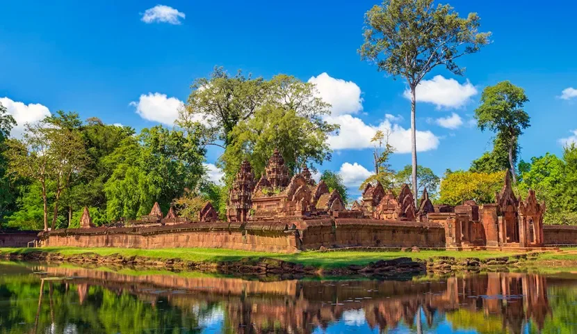Đền Ta Prohm huyền bí với những rễ cây đại thụ khổng lồ bao bọc di tích Angkor