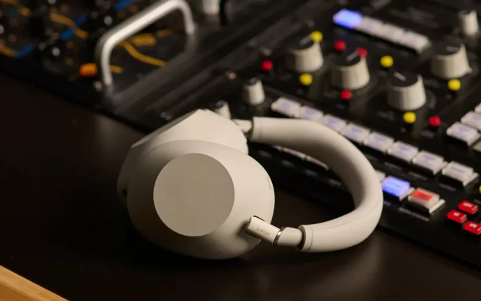 Casque WH-1000XM6 beige sur une tabe de mixage 