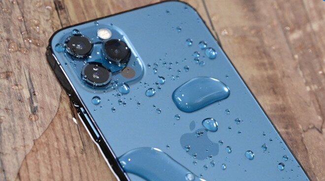 Iphones 15 pro bleu avec de l'eau