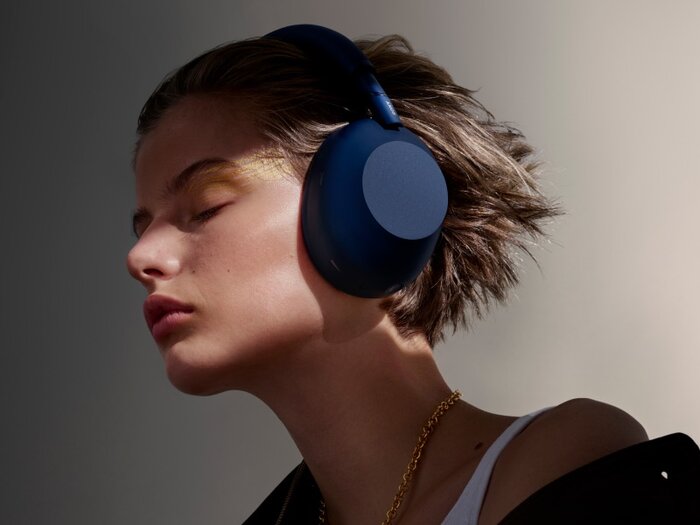 Une femme qui porte un Casque WH-1000XM6 bleu