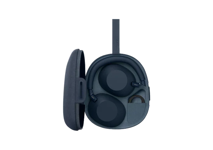 Casque WH-1000XM6 noir plié dans sa housse de transport 