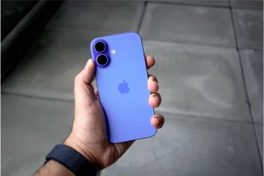 iphone 16 bleu tenu dans une main 