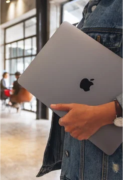 macbook dans les mains d'une personne 