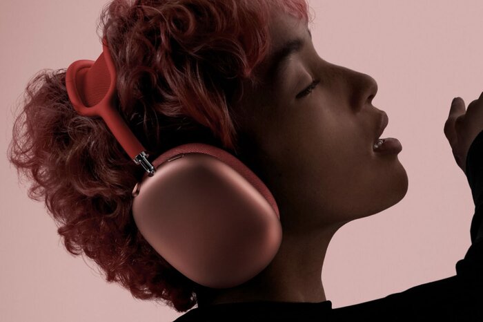 Une personen porte un casquen AirPods Max rouge 