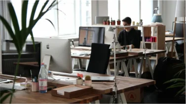 photo de bureau avec des imac, open space