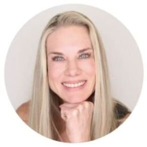 Portrait of Shannon Davis, registered dietitian, smiling with her chin resting on her fist.