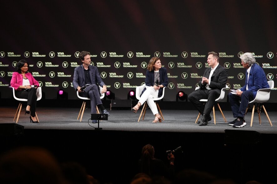 panel d'intervenants sur scène, dont Elon Musk, fondateur de Tesla