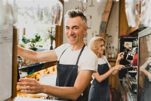 dos personas trabajando en una cafetería