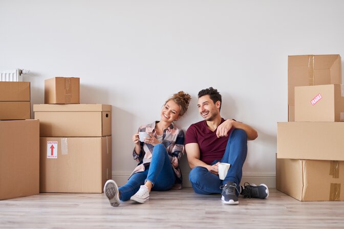 pareja de hombre y mujer, planteando una remodelación