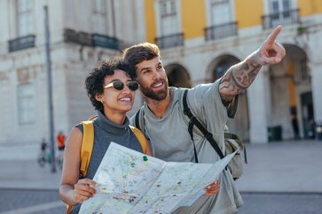 pareja mirando un mapa