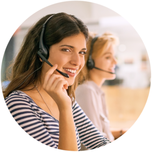 mujer trabajando en el call center