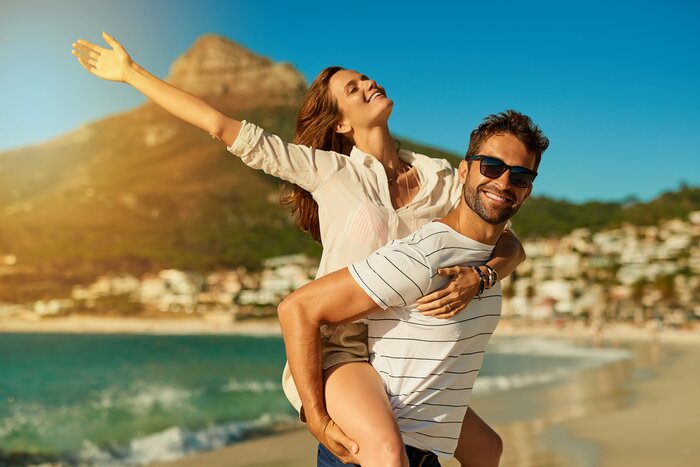 pareja de viajeros en una playa