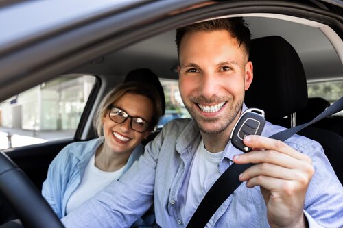 pareja en un coche