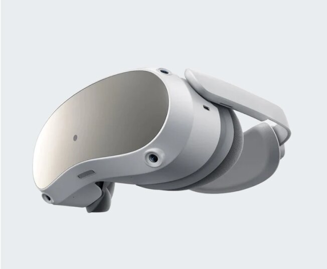 The VR headset included with Omni One.