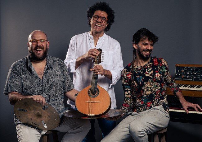 A poster for Hamilton de Holanda Trio event