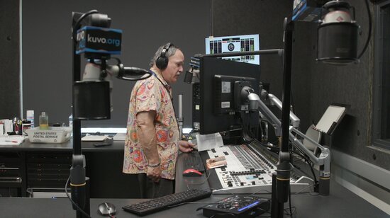 Arturo Gómez in the studio