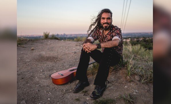 A poster for El Javi & Friends: Acoustic Christmas  event