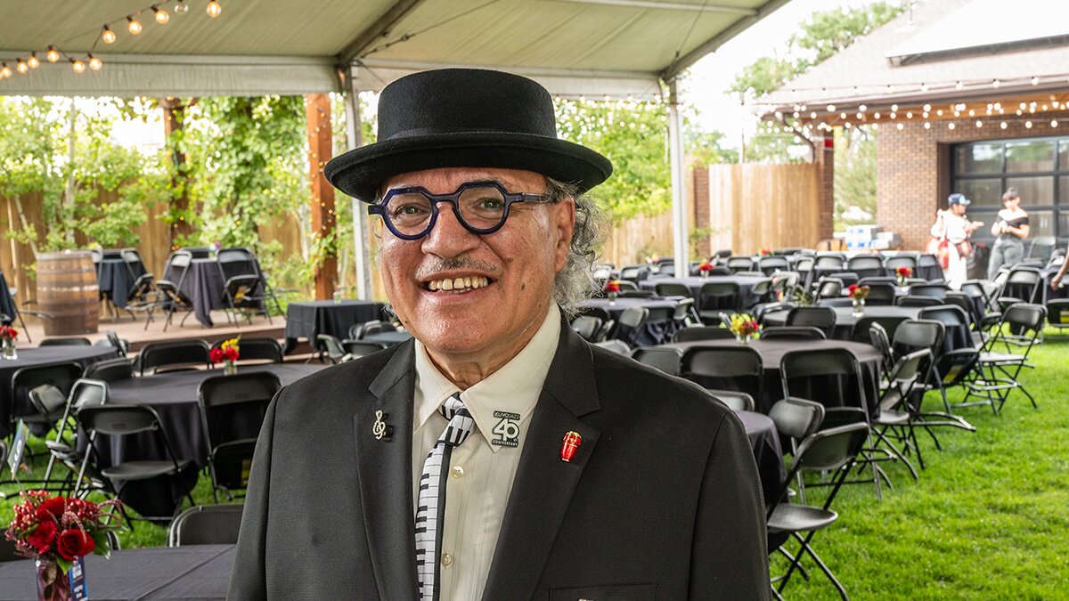 Arturo Gómez at event