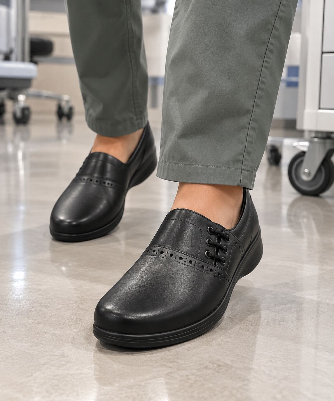 Mujer usando Zapato Clínico Negro de Mujer Confort 3125