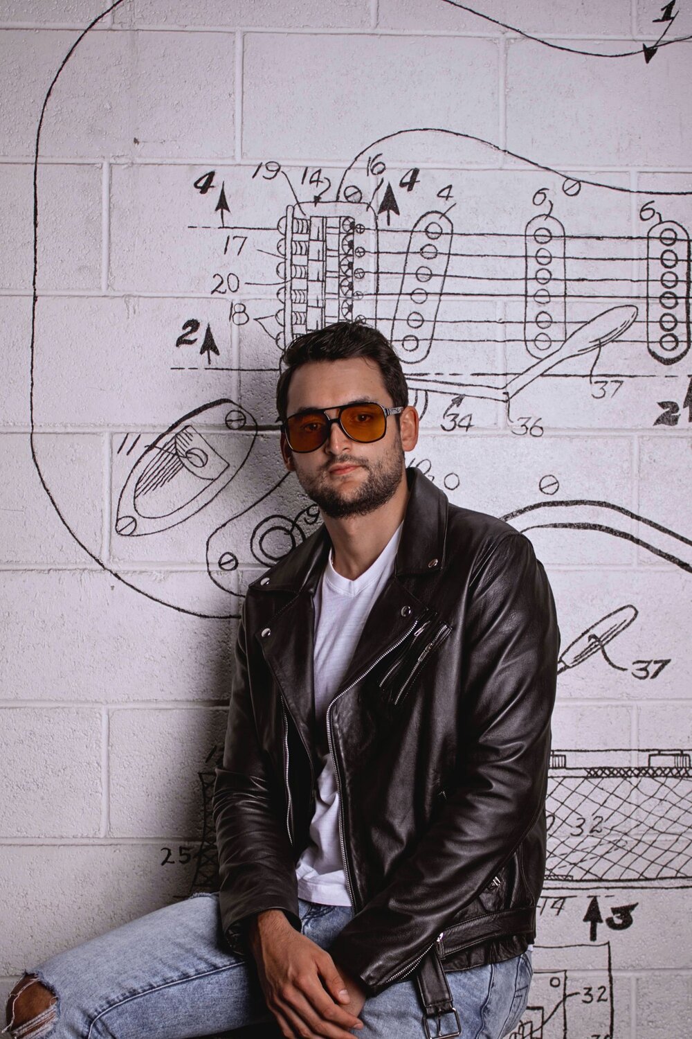 Modelo utilizando chamarra de piel Allé Mexique para hombre