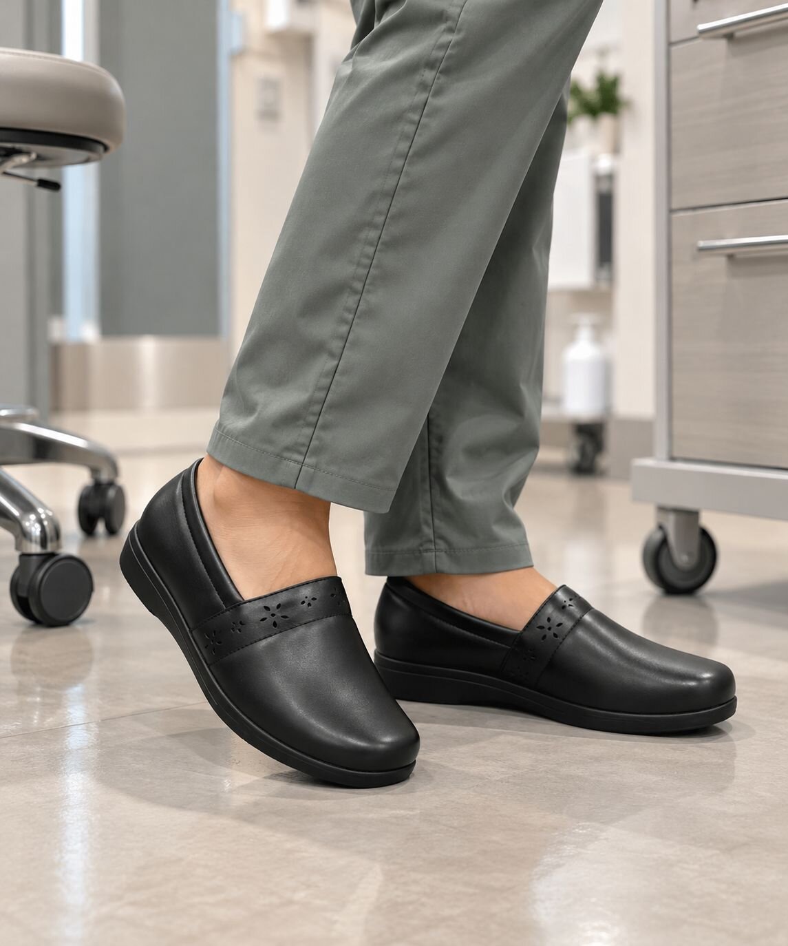 Mujer usando Zapato Clínico Negro de Mujer Confort 140