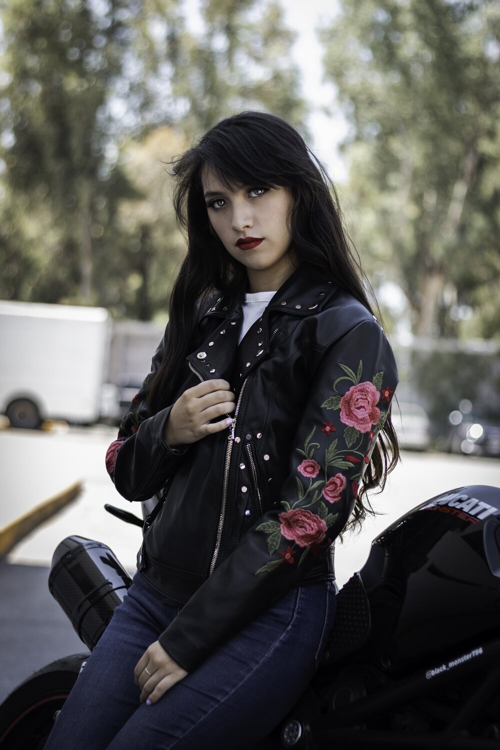 Modelo utilizando chamarra de piel Allé Mexique para mujer