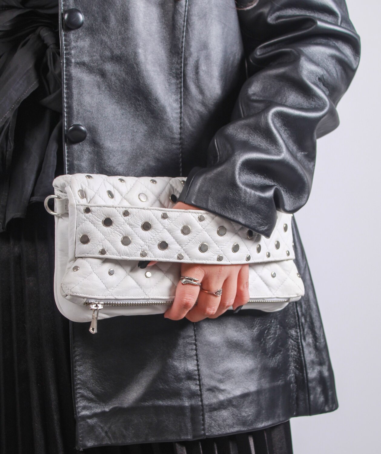 Modelo utilizando crossbody de piel Allé Mexique