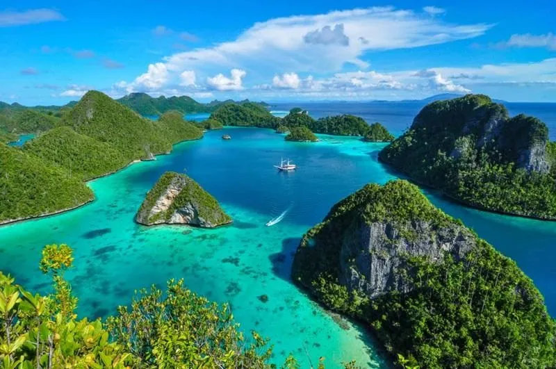 Raja Ampat, the north: Wayag and the Dampier Strait