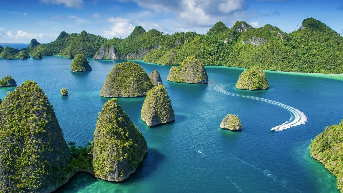 Raja Ampat yacht cruising