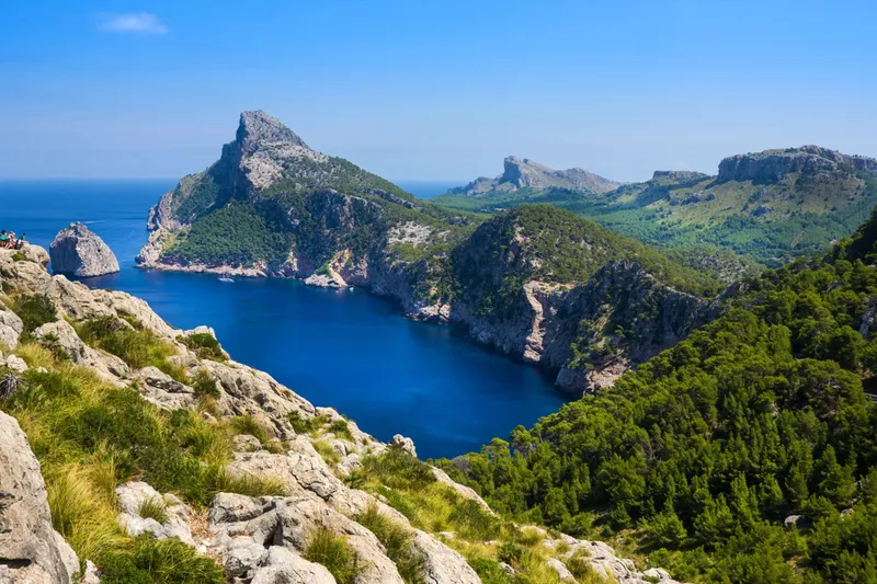 The coast at Punta Campanella