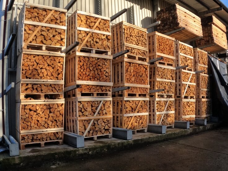  Kiln-dried firewood logs with low moisture content 