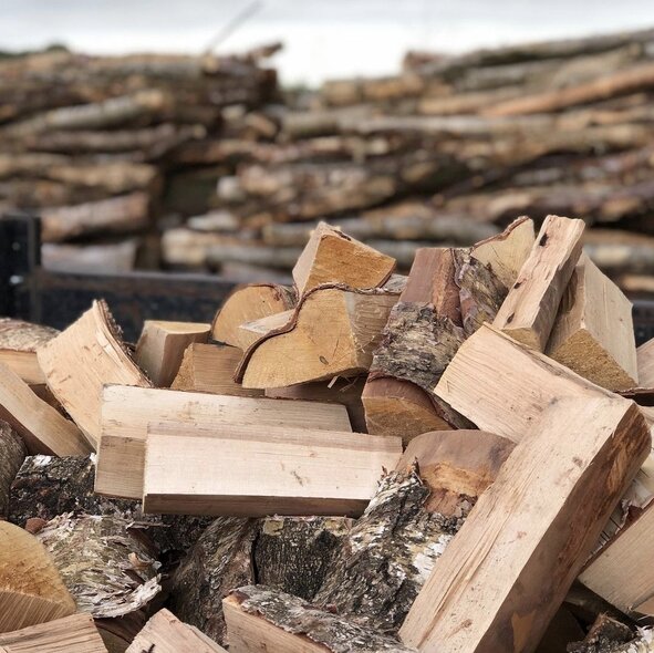 Kiln-dried firewood logs with low moisture content