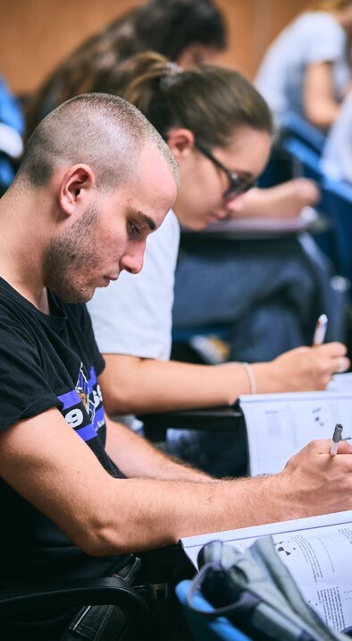 Students taking an IMAT preparation class with Testbusters IMAT Medschool