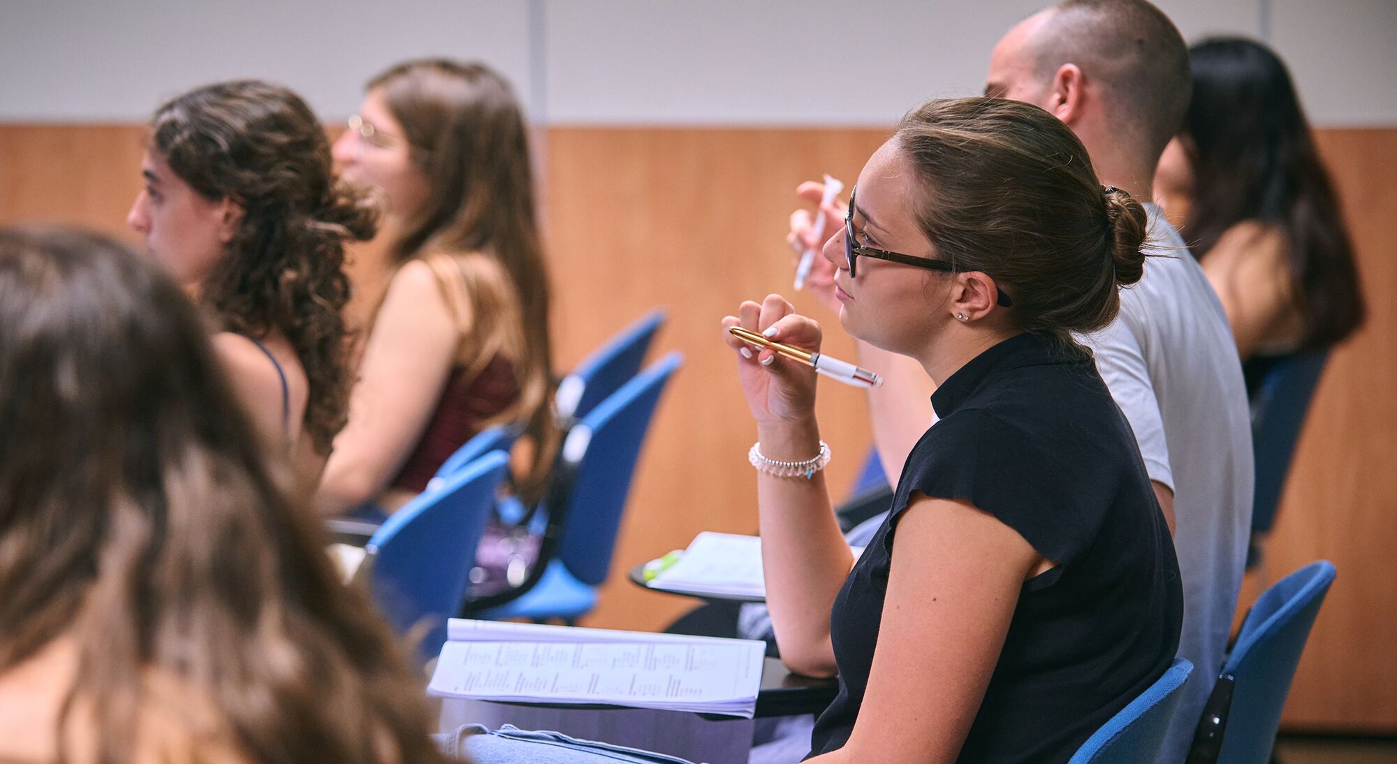 Admission consultant talking with a student about how to prepare for the IMAT in Italy.