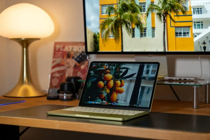 MacBook Neo sur un bureau 
