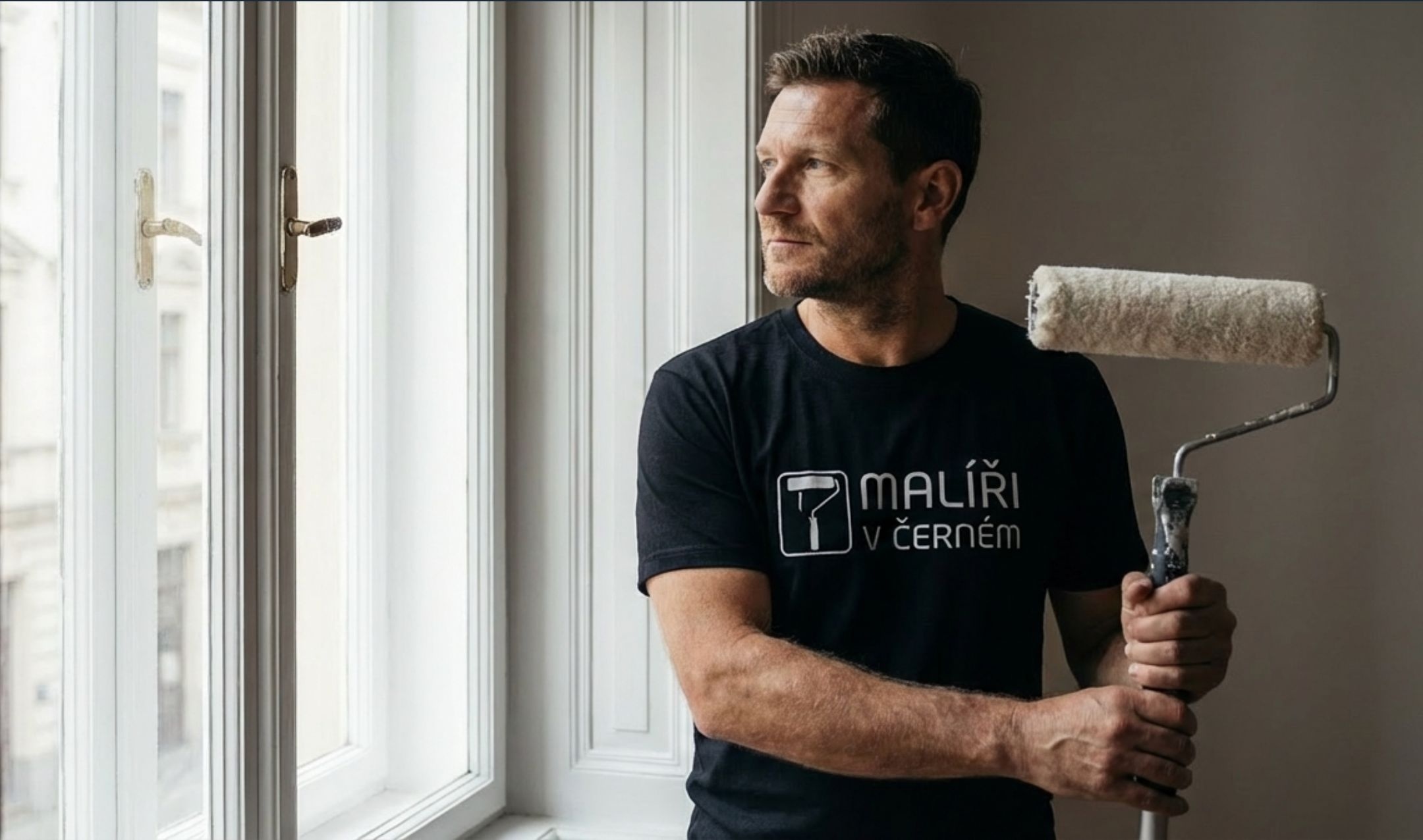 Profesionální malování bytu v Praze - malířka při práci v interiéru