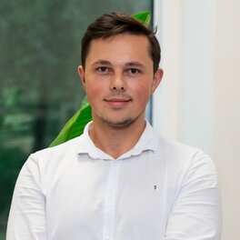 Sparokna - nowo wyprodukowane białe okna podwieszane pod sufitem w fabryce okien